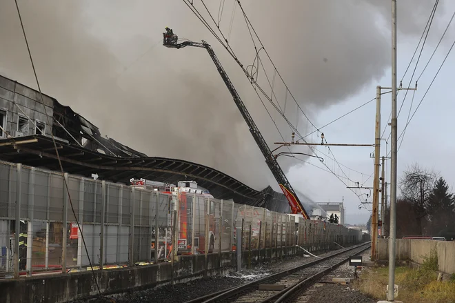 V Vižmarjah je v zraku še dim. FOTO: Leon Vidic/Delo

