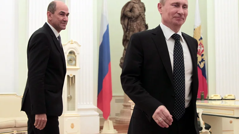 Fotografija: V tretjem mandatu Janez Janša ni izrekel nobene kritike na račun ruskega predsednika Vladimirja Putina. Foto Maksim Šipenkov/AP