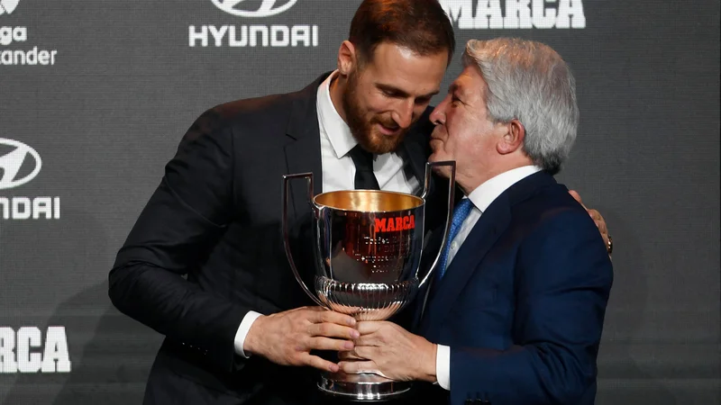 Fotografija: Svojemu vratarju je na podelitvi v Madridu čestital tudi karizmatični predsednik Atletica Enrique Cerezo. FOTO: Foto Pierre-Philippe Marcou/AFP