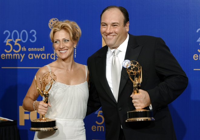 Leta 2003 s soigralcem Jamesom Gandolfinijem, s katerim sta za odlično upodobitev zakonskega para v Sopranovih prejela številne nagrade. FOTO: Mike Blake/Reuters

