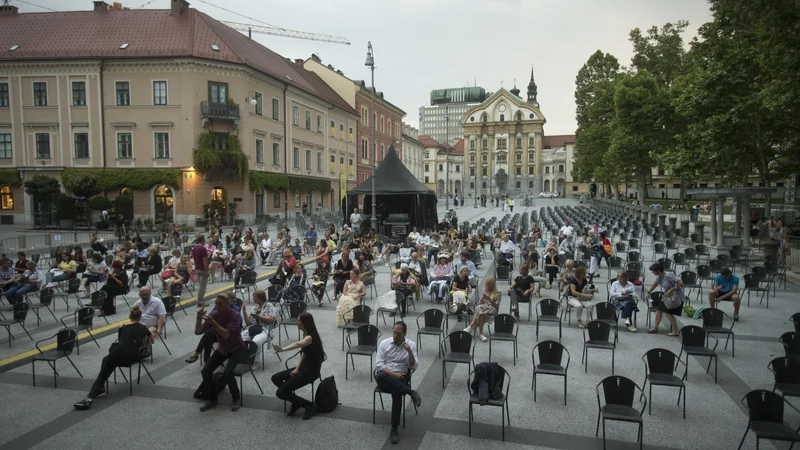 Fotografija: Obiskovalce na prireditvah redčijo preventivni ukrepi in sama epidemija. FOTO: Jure Eržen/Delo