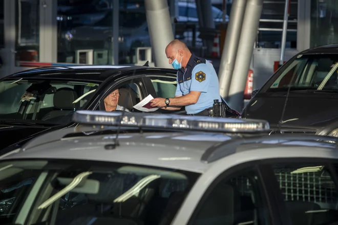 Izročanje karantenskih odločb na mejnem prehodu Obrežje. FOTO: Voranc Vogel/Delo

