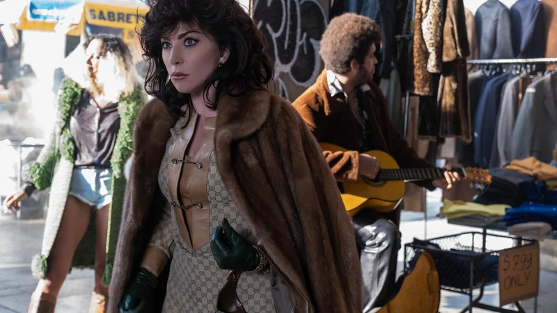 Fotografija: Že med snemanjem v Italiji se je oglasila protagonistka zgodbe Patrizia Reggiani, jezna, ker se Lady Gaga (na fotografiji prizor iz filma) ni srečala z njo.
Foto Fabio Lovino/ promocijsko gradivo