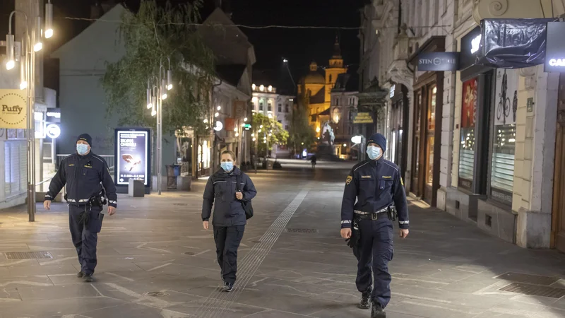 Fotografija: V Sloveniji je bila več tednov razglašena policijska ura, omejitev gibanja pa je bila tudi med občinami in regijami. FOTO: Voranc Vogel/Delo
