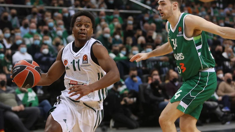 Fotografija: Yogi Ferrell (na fotografiji levo) se bo po novem dokazoval pri Cedeviti Olimpiji. FOTO: Euroleague