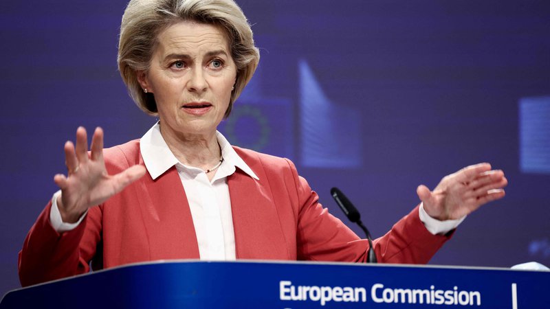 Fotografija: O različici omikron vemo dovolj, da smo zaskrbljeni, je dejala predsednica evropske komisije Ursula von der Leyen. FOTO: Kenzo Tribouillard/AFP
