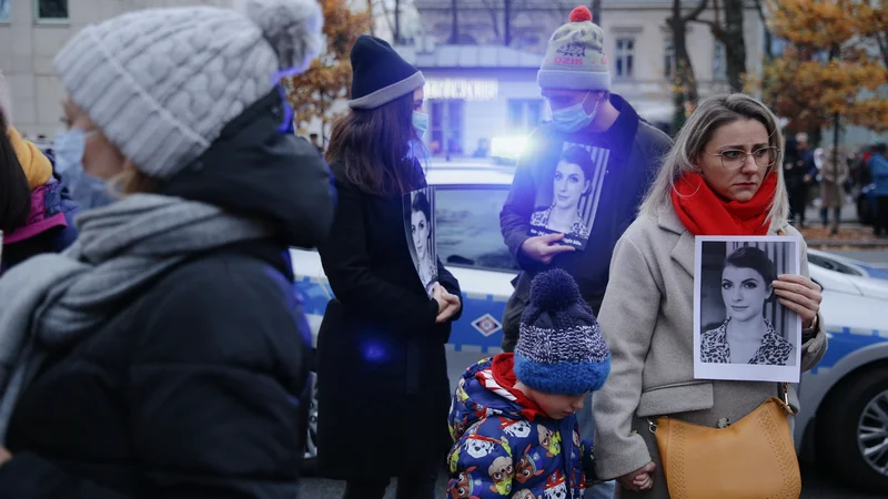 Fotografija: Nekateri upajo, da bo primer 30-letne Izabel iz mesta Pszczyna na jugu Poljske, ki je septembra umrla, ker ji zdravniki niso hoteli prekiniti nosečnosti, dokler plod ni umrl, spreobrnil odnos ljudstva do tega vprašanja. FOTO: Dawid Zuchowicz/Reuters