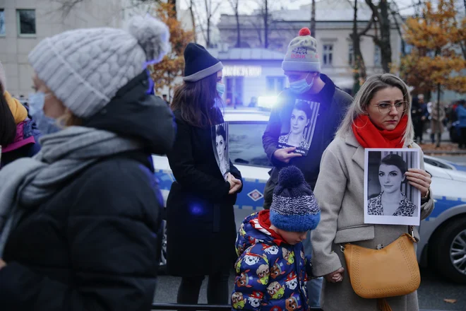 Nekateri upajo, da bo primer 30-letne Izabel iz mesta Pszczyna na jugu Poljske, ki je septembra umrla, ker ji zdravniki niso hoteli prekiniti nosečnosti, dokler plod ni umrl, spreobrnil odnos ljudstva do tega vprašanja. FOTO:&nbsp;Dawid Zuchowicz/Reuters

