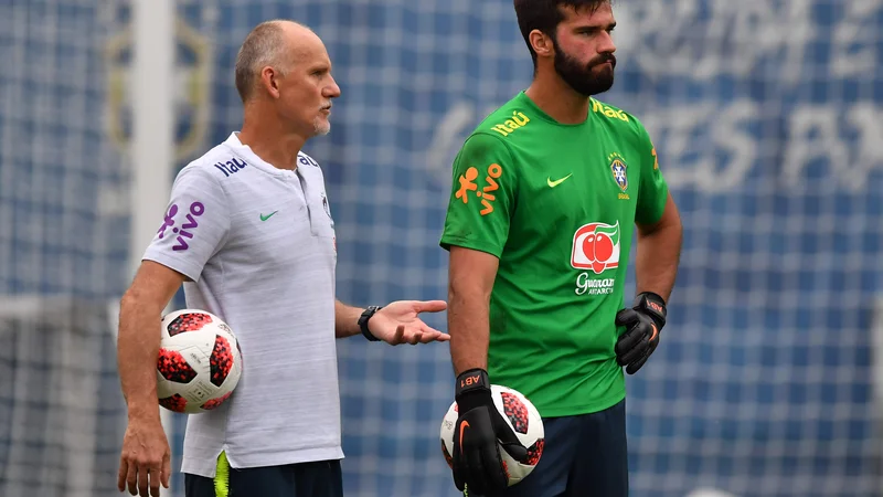 Fotografija: Claudio Taffarel (levo) med pogovorom z Alissonom na treningu v Sočiju med SP 2018 v Rusiji. FOTO: Nelson Almeida/AFP
