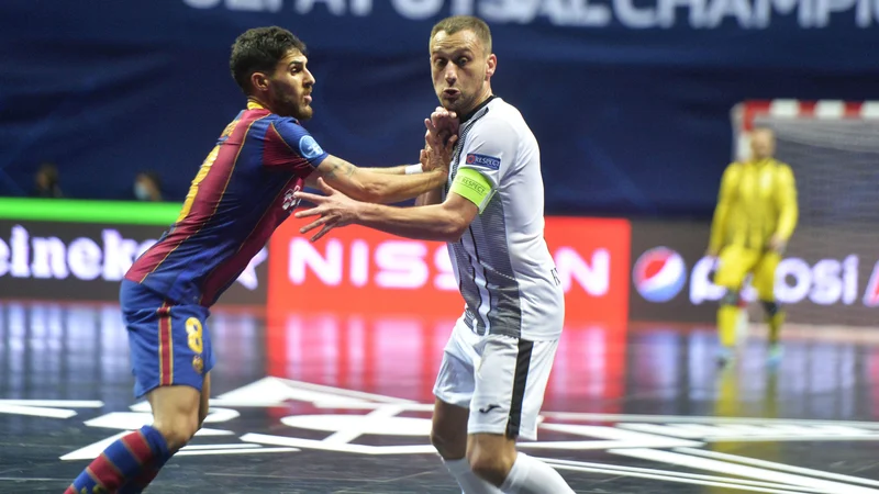 Fotografija: Rok Mordej (na fotografiji desno) med dvobojem z Barcelono iz minule sezone. FOTO: Drago Perko
