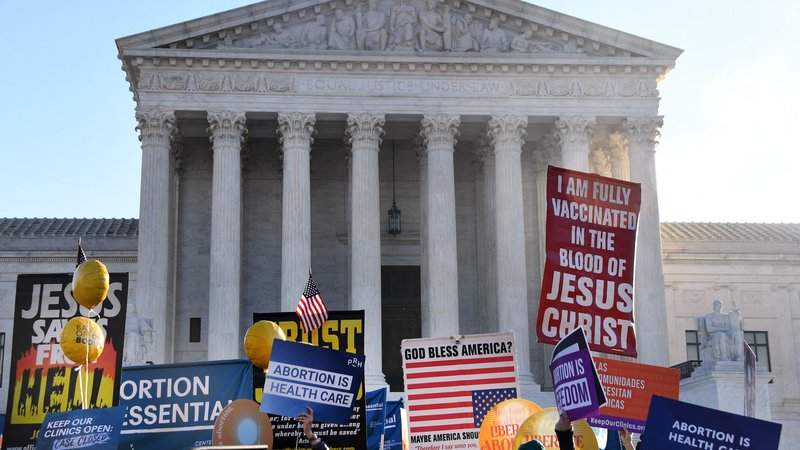Fotografija: Protest zagovornikov in nasprotnikov pravice do abortusa pred stavbo ameriškega vrhovnega sodišča v Washingtonu. FOTO: Olivier Douliery/AFP
