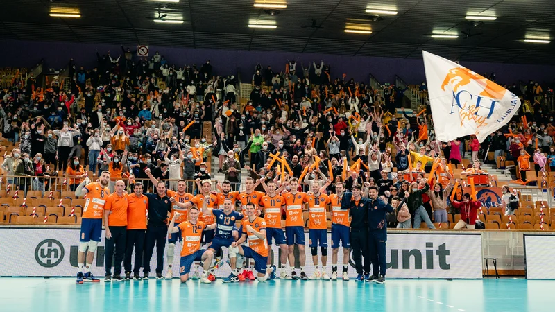Fotografija: Navijači so v dvorani Tivoli pričarali izvrstno vzdušje, ljubljanski odbojkarji pa so se jim znali zahvaliti. FOTO: ACH Volley