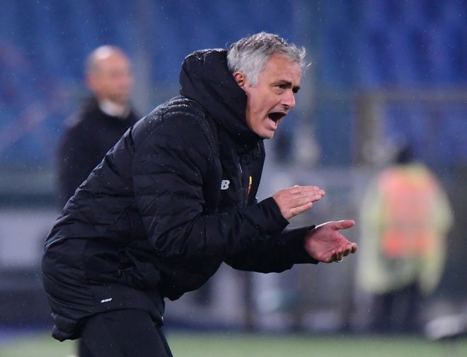 Jose Mourinho (na fotografiji) je izgubil dvoboj s starim znancem iz Milana, Sinišo Mihajlovićem. FOTO: Alberto Lingria/Reuters

