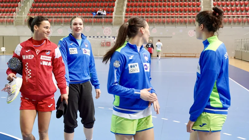 Fotografija: Slovenke so se pred odhodom v Katalonijo pripravljale v Poreču. FOTO: RZS