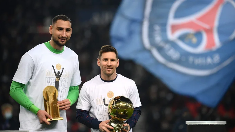 Fotografija: Navijači so navdušeno pozdravili vratarja Donnarummo in prvega zvezdnika ekipe Messija, ki sta na zelenico prinesla trofeji s ponedeljkove podelitve zlate žoge. FOTO: Franck Fife/AFP