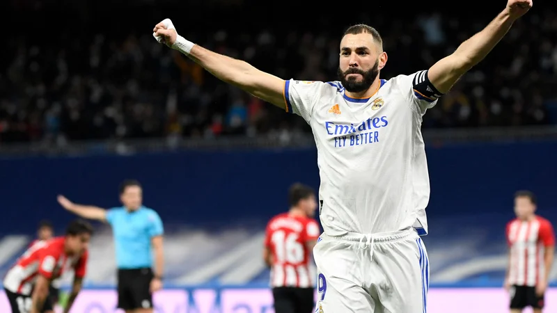 Fotografija: Karim Benzema proslavlja po golu v mreži Athletica. FOTO: Pierre-Philippe Marcou/AFP