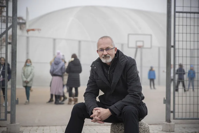 Kristijan Musek Lešnik pravi, da mu gredo kar lasje pokonci, kadar sliši koga pripovedovati, da sta z otrokom najboljša prijatelja. FOTO: Leon Vidic
