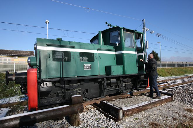 Na muzejskih tirih stoji muzejska dizelska lokomotiva. FOTO: Jože Pojbič/Delo
