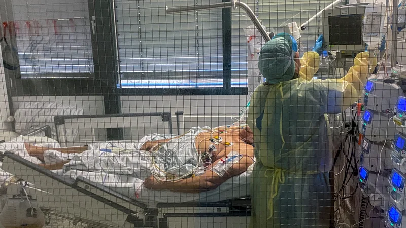 Fotografija: Kriza zaradi koronavirusa je v Nemčiji razgalila problem premalo plačanih poklicev v zdravstvu in domovih za starejše, kjer so zaposlene predvsem ženske. Foto Ayhan Uyanik/Reuters