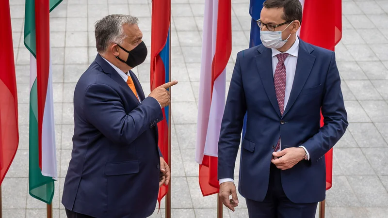 Fotografija: Madžarski premier Viktor Orbán in njegov poljski kolega Mateusz Morawiecki želita spodkopati pogojevanje izplačil evropskih sredstev s spoštovanjem vladavine prava. FOTO: Wojtek Radwanski/AFP