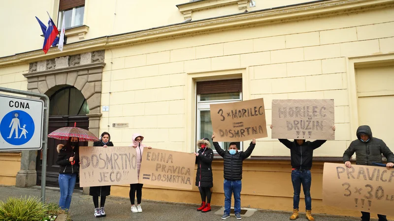 Fotografija: Prijatelji umorjenih so za Drevenška pred sodiščem zahtevali dosmrtno kazen. FOTO: Mediaspeed.net