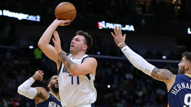 Fotografija: Luka Dončić je bil vsakič za korak hitrejši od košarkarjev New Orleansa. FOTO: Jonathan Bachman/AFP