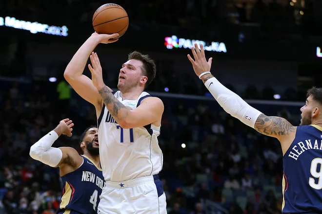 Luka Dončić je bil vsakič za korak hitrejši od košarkarjev New Orleansa. FOTO: Jonathan Bachman/AFP
