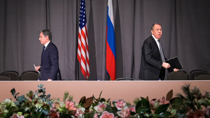 Fotografija: Ameriški državni sekretar Antony Blinken in ruski zunanji minister Sergej Lavrov med srečanjem po pričakovanjih nista dosegla preboja glede zaostrovanja razmer v Ukrajini. Foto: Jonathan Nackstrand/Reuters