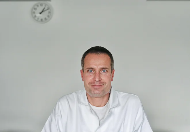 Primož Novak vodi oddelek, kjer so na rehabilitaciji tudi bolniki z najhujšimi posledicami covida-19. FOTO: Blaž Samec/Delo
