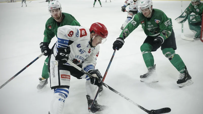 Fotografija: Patrik Rajsar je prispeval tri gole v bogato jeseniško bero. FOTO: Uroš Hočevar/Delo