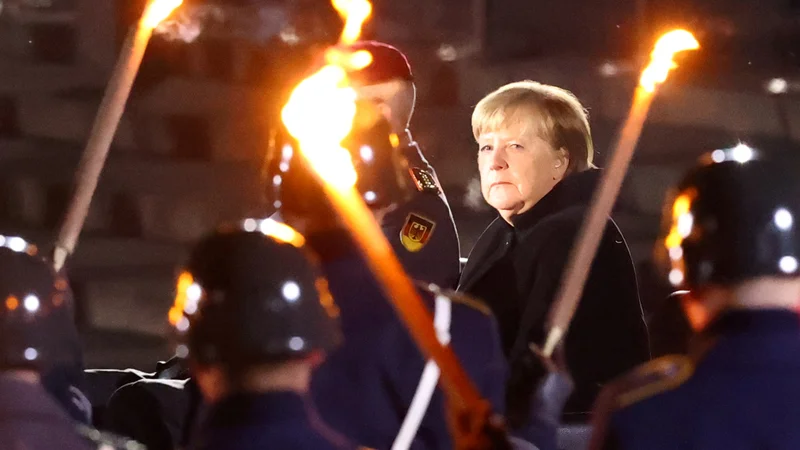 Fotografija: »Minulih 16 let je bilo zelo zahtevnih, tako po človeški in politični plati. Prav zdaj doživljamo, kako krhka je demokracija,« je izpostavila Angela Merkel. FOTO: Fabrizio Bensch/Reuters
