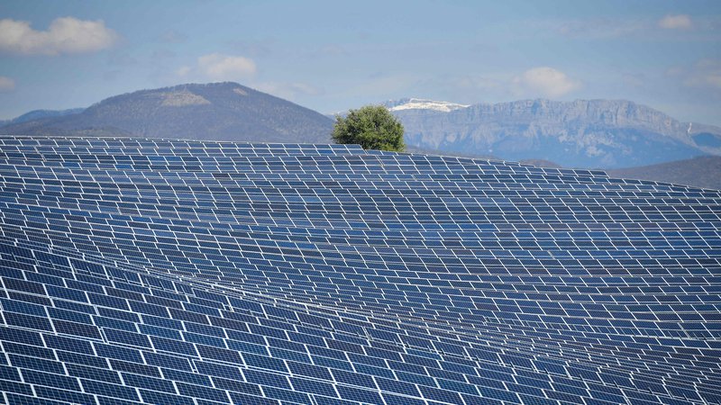 Fotografija: Polje fotovoltaičnih panelov v La Colle des Mees, jugovzhod Francije. FOTO: Gerard Julien/AFP
