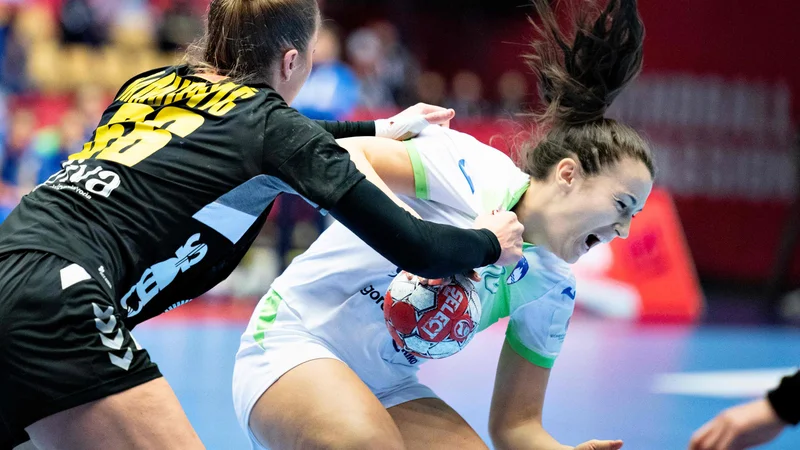 Fotografija: Črnogorke so lani na EP na Danskem premagale Slovenke s 26:25 in jim zaprla vrata drugega dela, tako je Ema Ramusović zaustavila Tjašo Stanko. Foto Henning Bagger/AFP