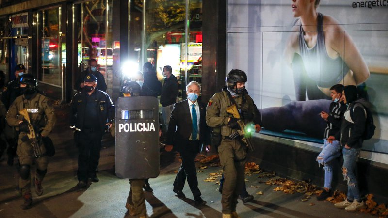 Fotografija: Policisti in njihov dejanski, ne pa tudi uradni vodja, not­ranji minister Aleš Hojs, so v javnosti nastopili v slogu, kakršnega nismo opazili niti v kakšni prejšnji državi. FOTO: Matej Družnik/Delo
