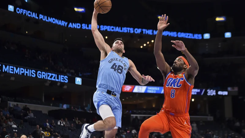 Fotografija: John Konchar se je v dvorani FedExForum namenil proti košu mimo Paula Watsona. FOTO: Justin Ford/USA Today Sports
