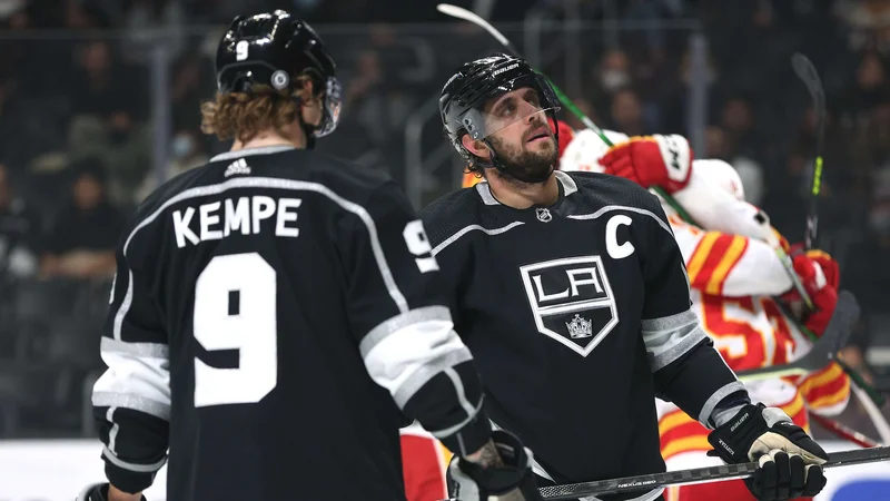 Fotografija: Anže Kopitar se je zamislil po izenačujočem golu Calgaryja. FOTO: Harry How/AFP
