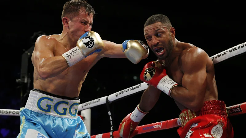 Fotografija: Genadij Golovkin (na fotografiji levo) ko je leta 2016 v londonski O2 Areni opravil s Kellom Brookom in si zagotovil naslove po verzijah WBC, IBF in IBO v srednji kategoriji. FOTO: Andrew Couldridge/Reuters
