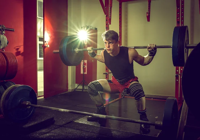 Nekatere vadbe ponujajo trening z utežmi ali krožni trening v svojih tečajih. Morda pa lahko obiščete lokalno telovadnico ali fitnes in preverite, ali se lahko prijavite na tečaj vadbe za moč. FOTO: Shutterstock
