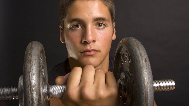Fotografija: Po puberteti pa moški hormon testosteron pomaga graditi mišice kot odgovor na trening z utežmi. FOTO: Shutterstock
