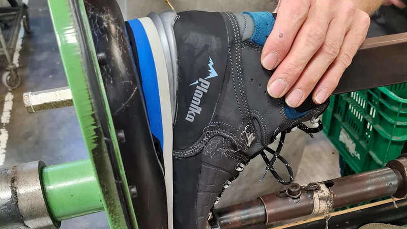 Fotografija: Čevlje Planika Jalovec Top Air Tex so razvili na kopitu, ki so ga planinci zelo dobro sprejeli. Jalovec Top AirTex. Foto Foto: Arhiv Proizvajalca/planika Turnišče Delo