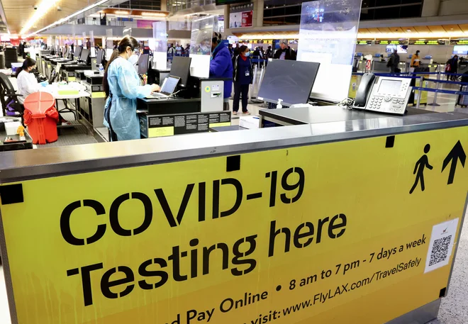 Pandemija covida-19 še vedno močno vpliva tudi na svetovno gospodarstvo in finančne trge. FOTO: Mario Tama/AFP
