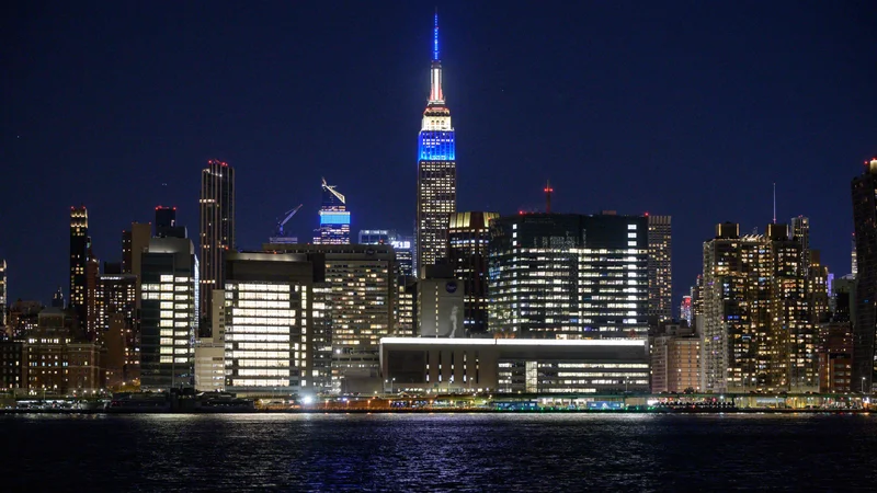 Fotografija: Pogled na Empire State Building v barvah francoske zastave v čast Josephine Baker. FOTO: Ed Jones/AFP
