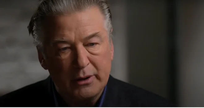 Alec Baldwin je v prvem intervjuju po tragičnem dogodku poskušal med drugim ovreči napačne domneve, ki so se pojavile v javnosti.&nbsp;FOTO: zajem zaslona Youtube
