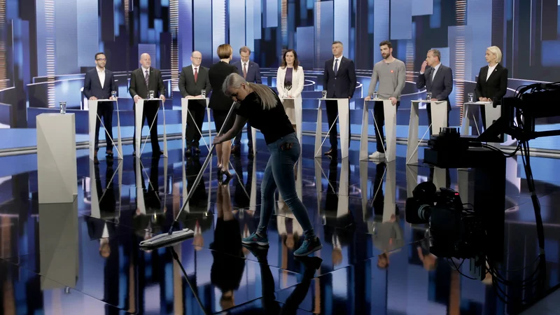 Fotografija: Vsebinski zasuk nacionalne televizije v desno lahko vpliva na izid volitev. FOTO: Blaž Samec