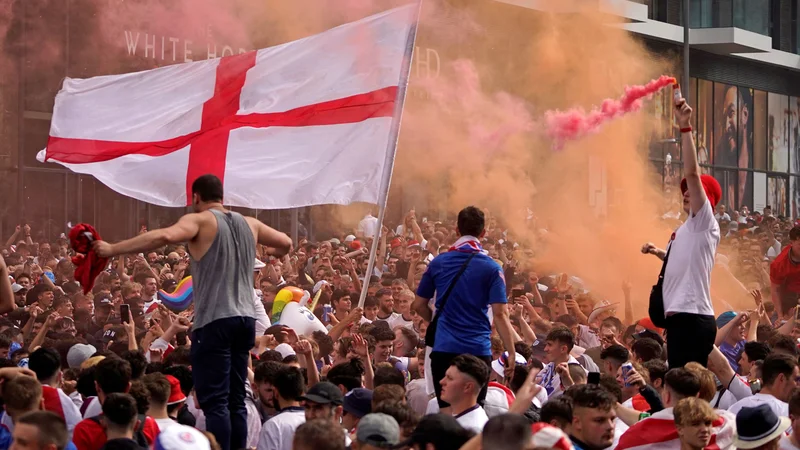 Fotografija: Nepregledna množica navijačev brez vstopnic se je poskušala prebiti na tribune Wembleyja. FOTO: Niklas Halle'n/AFP