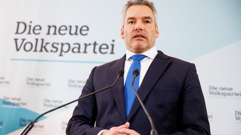 Fotografija: Novi voditelj avstrijske ljudske stranke in bodoči kancler severne sosede Kar Nehammer. FOTO: Lisi Niesner/Reuters
