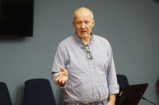 Debato je z medijskim vidikom zaokrožil urednik Sobotne priloge Ali Žerdin. FOTO: Leon Vidic/Delo
