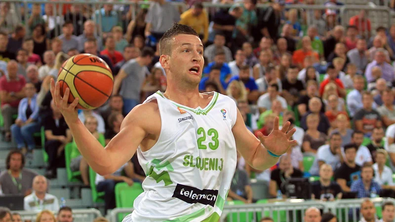 Fotografija: Alen Omić v dneh, ko je še igral za slovensko reprezentanco kot naturaliziran košarkar; nazadnje v kvalifikacijah za EP 2017. FOTO: Blaz Samec/Delo