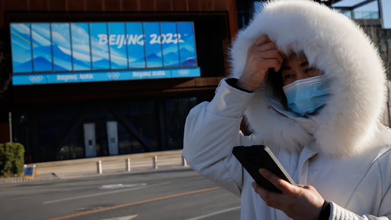 Fotografija: Na Kitajskem je panika pred širjenjem koronavirusne različice omikron dosegla točko neznosnosti. Eden od razlogov za to so tudi skorajšnje olimpijske igre. FOTO: Thomas Peter/Reuters