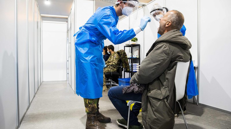 Fotografija: Švica spričo zaskrbljujočega naraščanja okužb z novim koronavirusom zaostruje zajezitvene ukrepe. FOTO: Vincent Jannink/AFP
